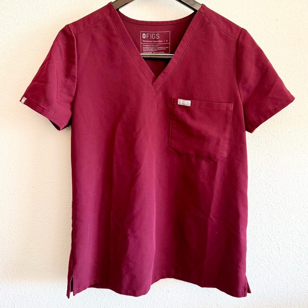 FIGS Technical Collection Catarina One-Pocket Scrub Top Burgundy PO 3096 Women S